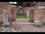 08203 ostia - regio v - insula ii - domus della fortuna annonaria (v,ii,8) - eingang - bli ri sueden - 01-2024.jpg